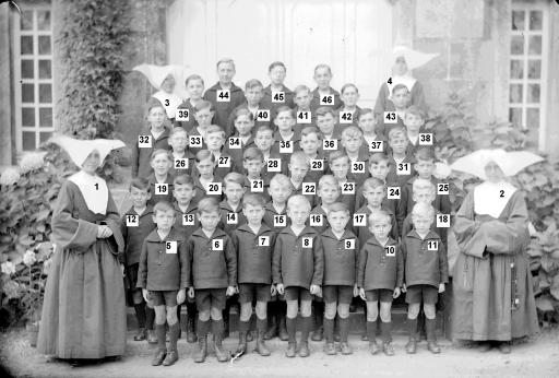 Un groupe de 42 orphelins, entourés de quatre Filles de la Charité de Saint-Vincent-de-Paul.